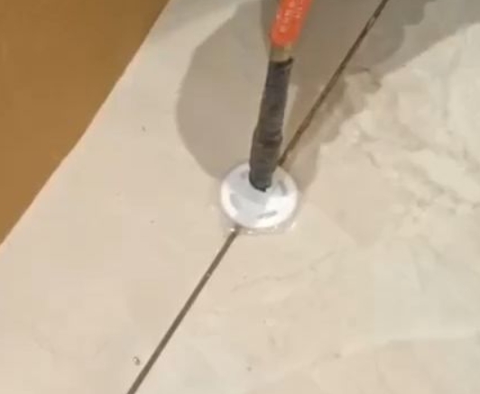 乌达瓷砖空鼓维修公司专业解答瓷砖在铺贴过程中，如果没有涂抹均匀到位的粘结材料（如水泥砂浆或瓷砖胶），可能会导致以下问题